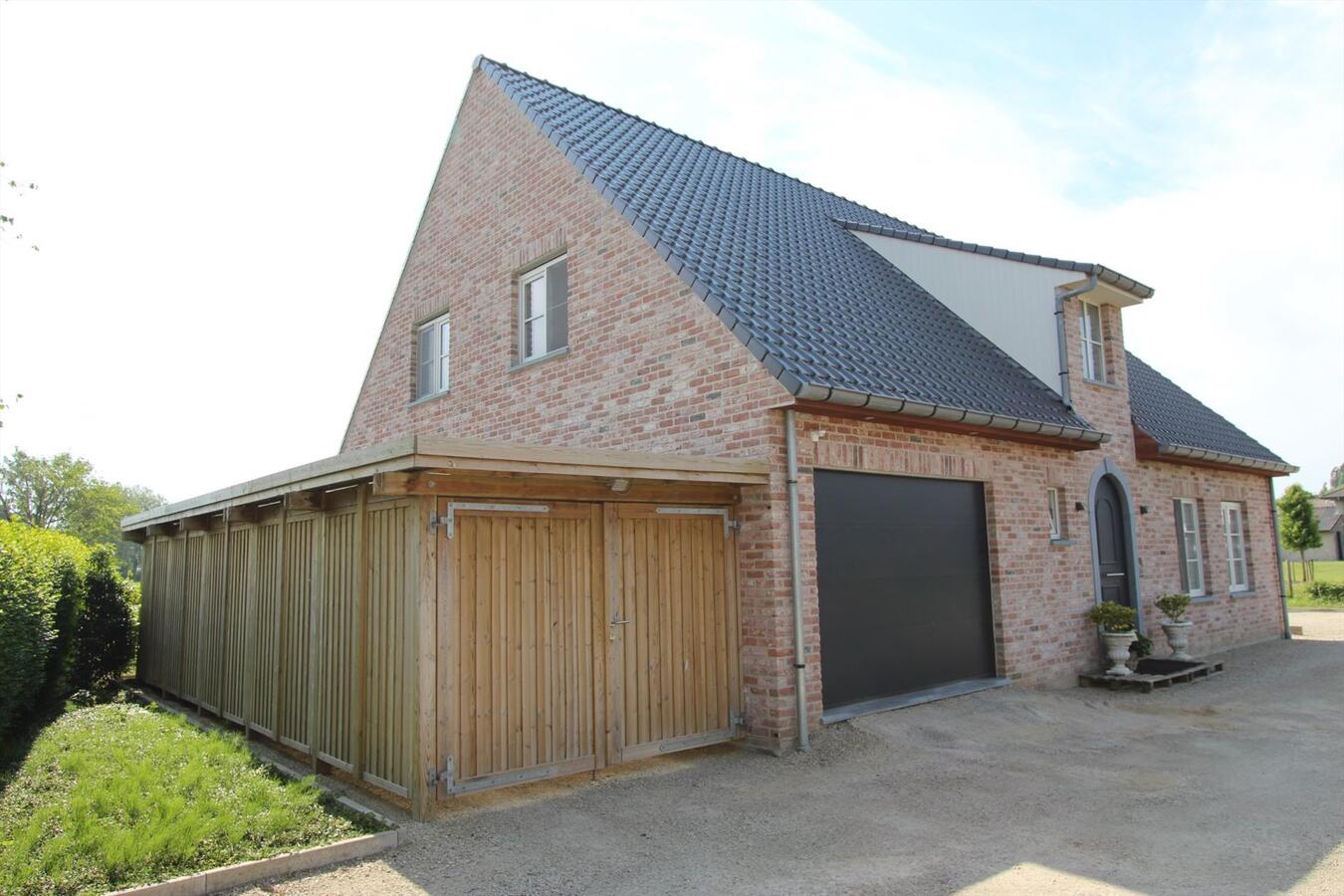 Alleenstaande villa met 4 slaapkamers en tuin te Leke 