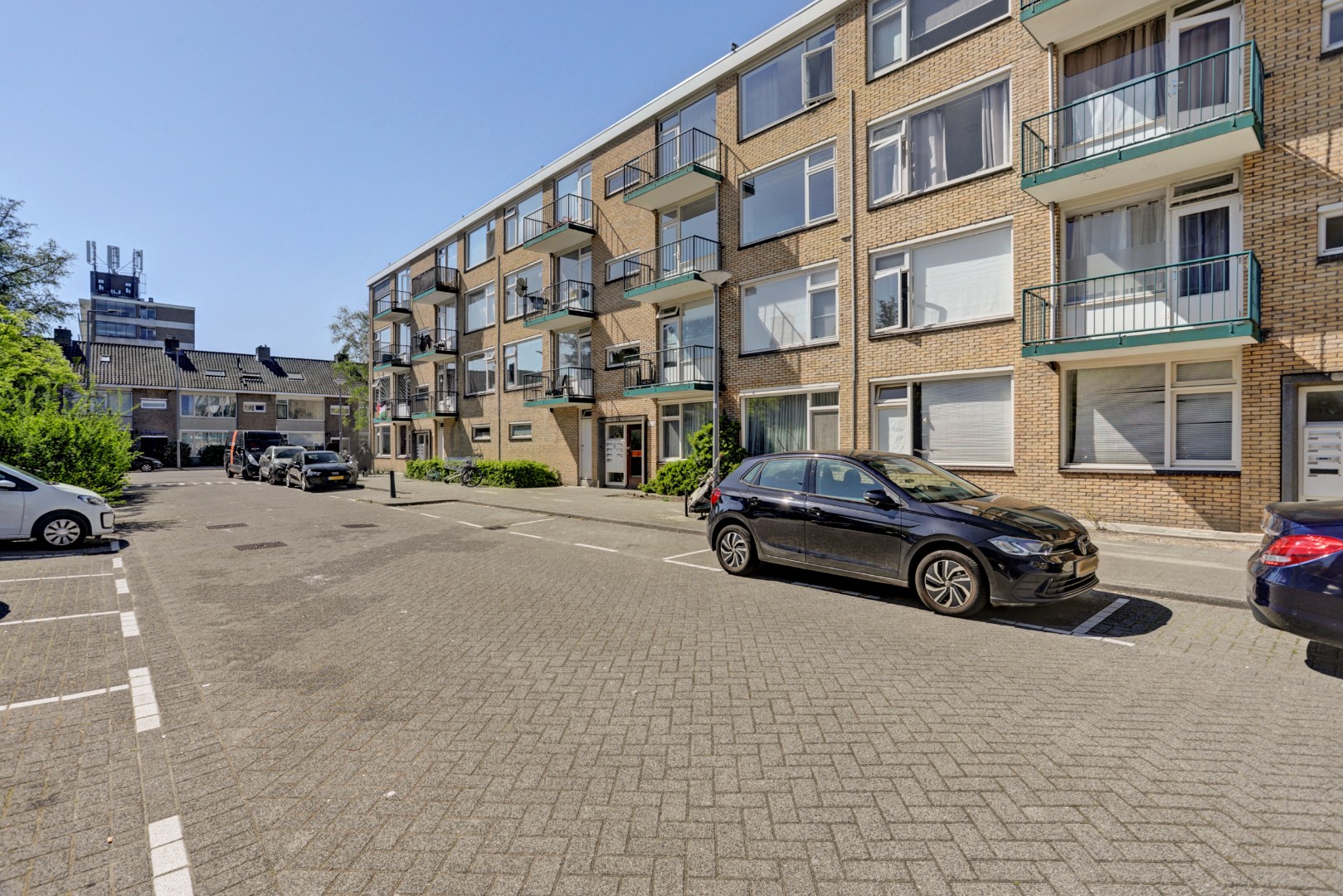 Instapklaar 3- (voorheen 4) kamer appartement op de 2e etage met moderne keuken met kookeiland, 2 balkons, 2 riante slaapkamers, moderne badkamer en gelegen op eigen grond! 