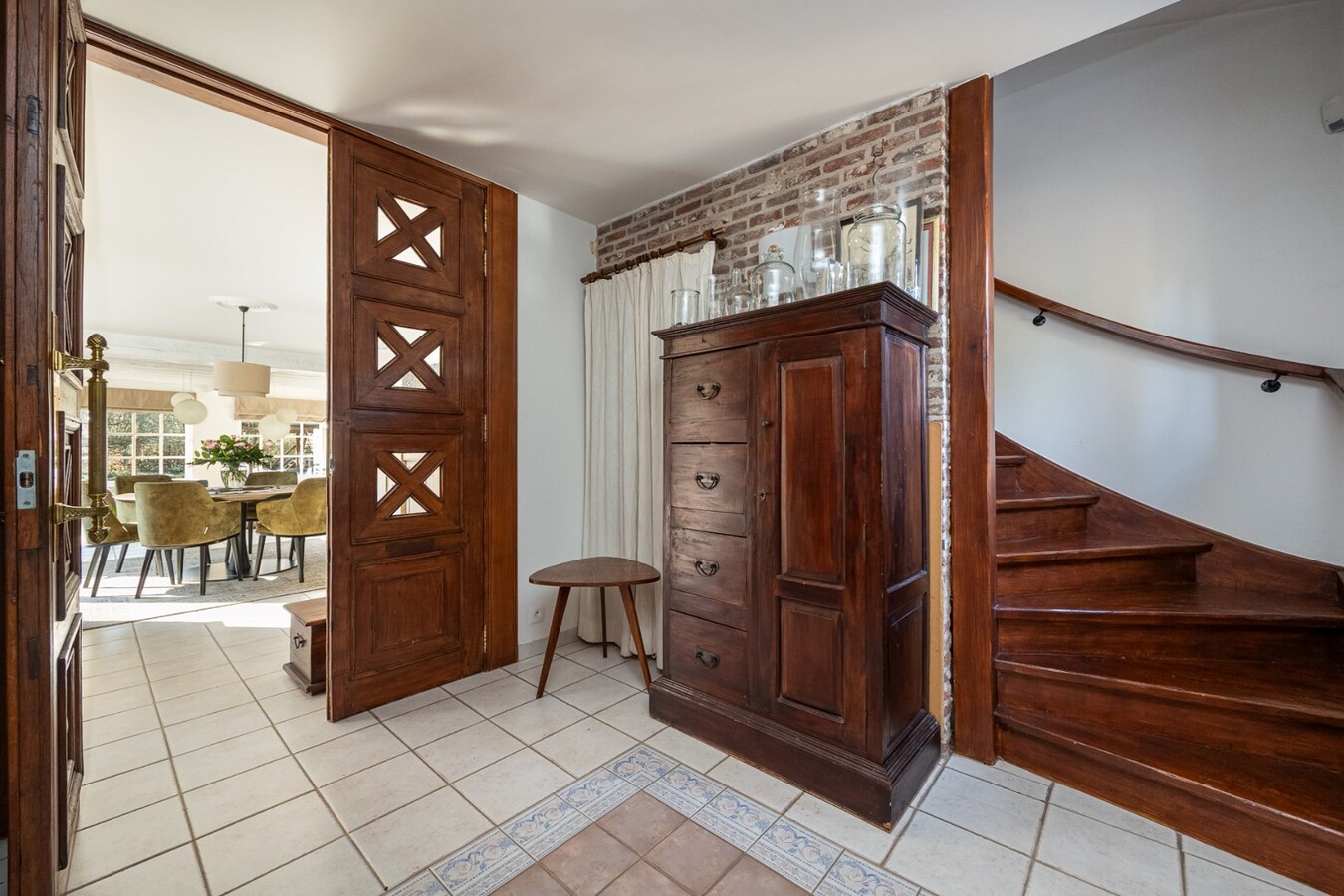 Prachtige villa met 3 slaapkamers en praktijk/kangoeroewoning met ZW-tuin op 1.892 m² 