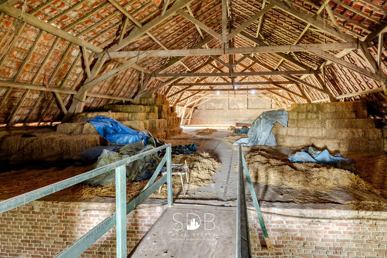 Landelijke woning met authentiek gastenhuis, stalgebouw, graslanden en buitenpiste op 20.285m² 