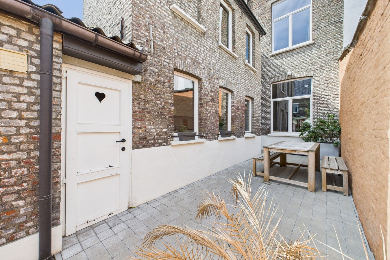 Charmant en volledig gerenoveerd herenhuis met stadstuin nabij het centrum ! 