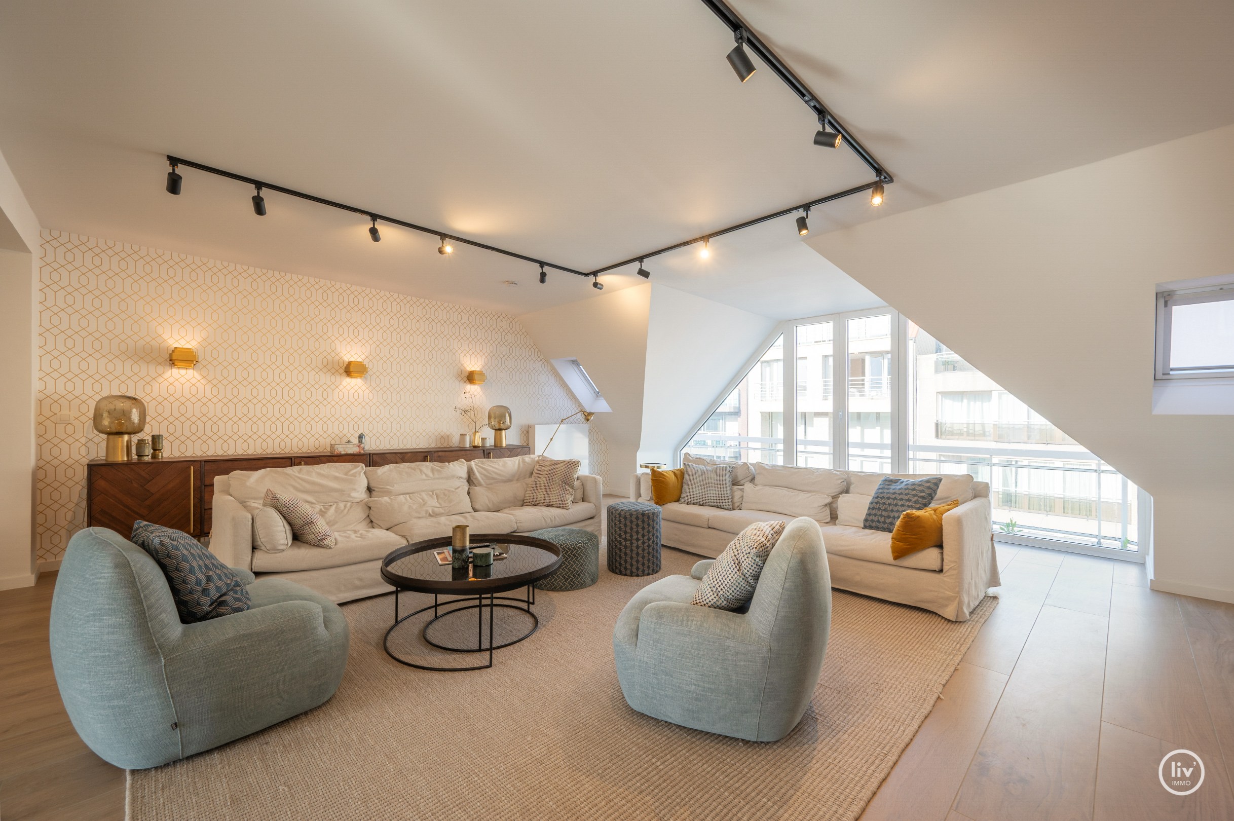 Appartement en triplex prêt à emménager situé près de la place Rubens avec vue latérale sur la mer. 