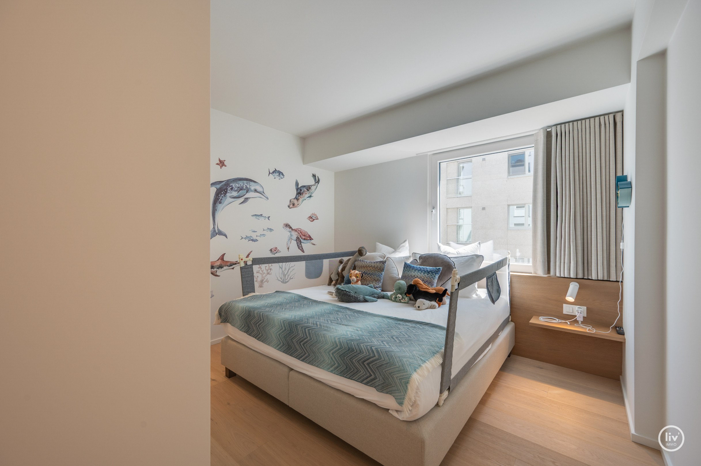 Prachtig, ruim (131 m2) HOEKappartement, volledig gerenoveerd centraal gelegen op de Lippenslaan vlakbij de zeedijk te Knokke. 