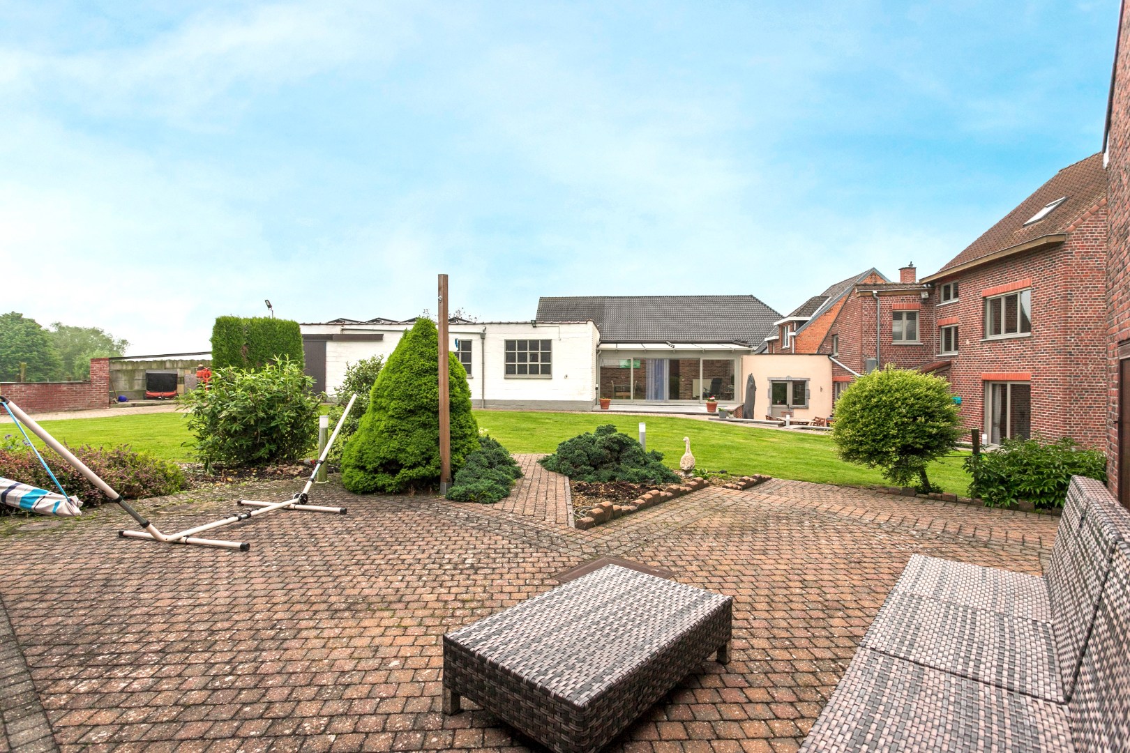 Ruime woning met naastgelegen bouwgrond en loods 