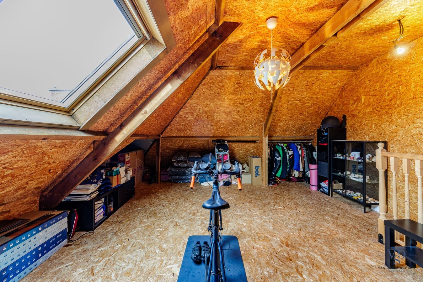 Ruime, deels gerenoveerde Half Open Bebouwing 