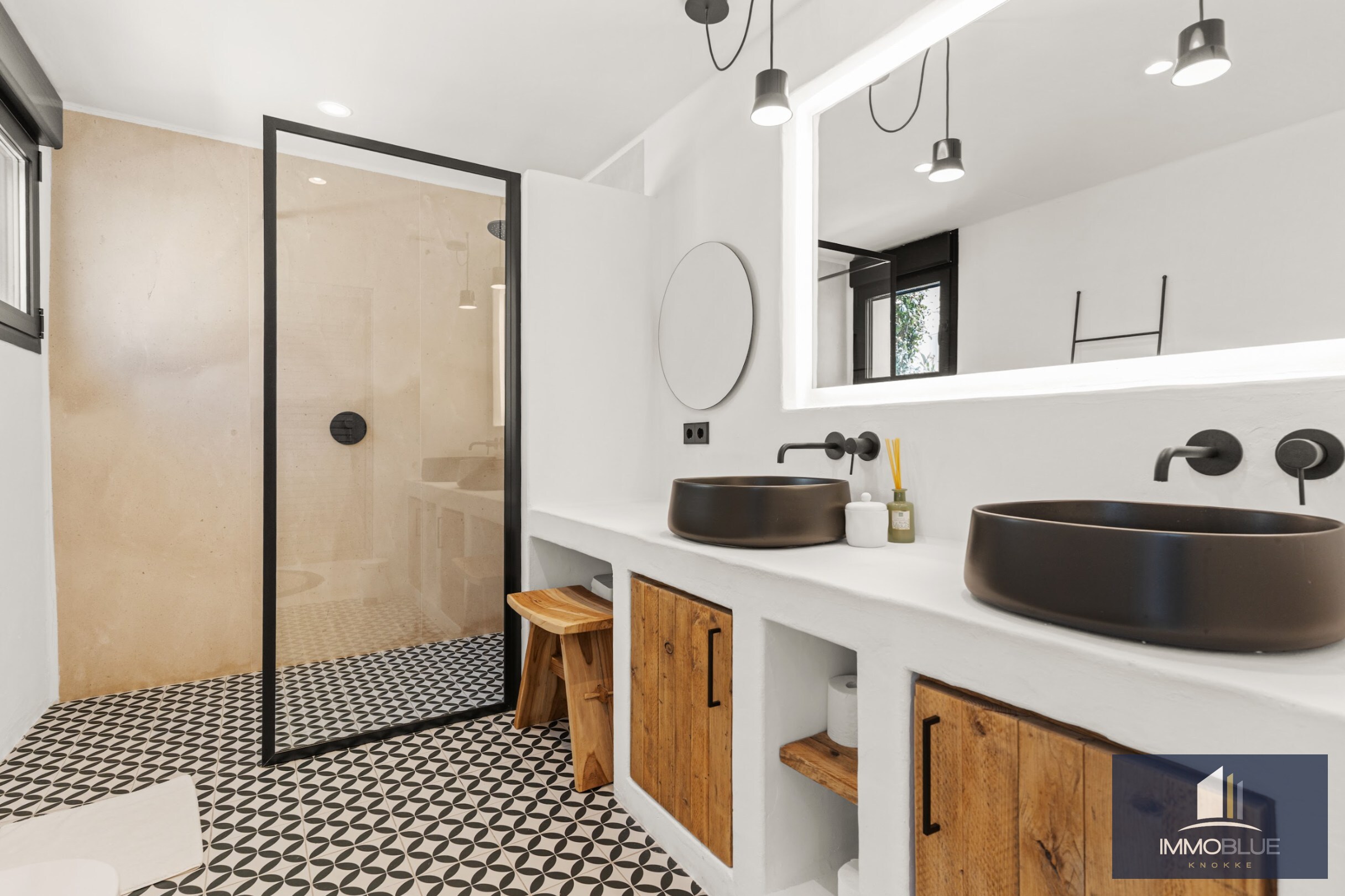 Villa méditerranéenne moderne avec vue mer spectaculaire 