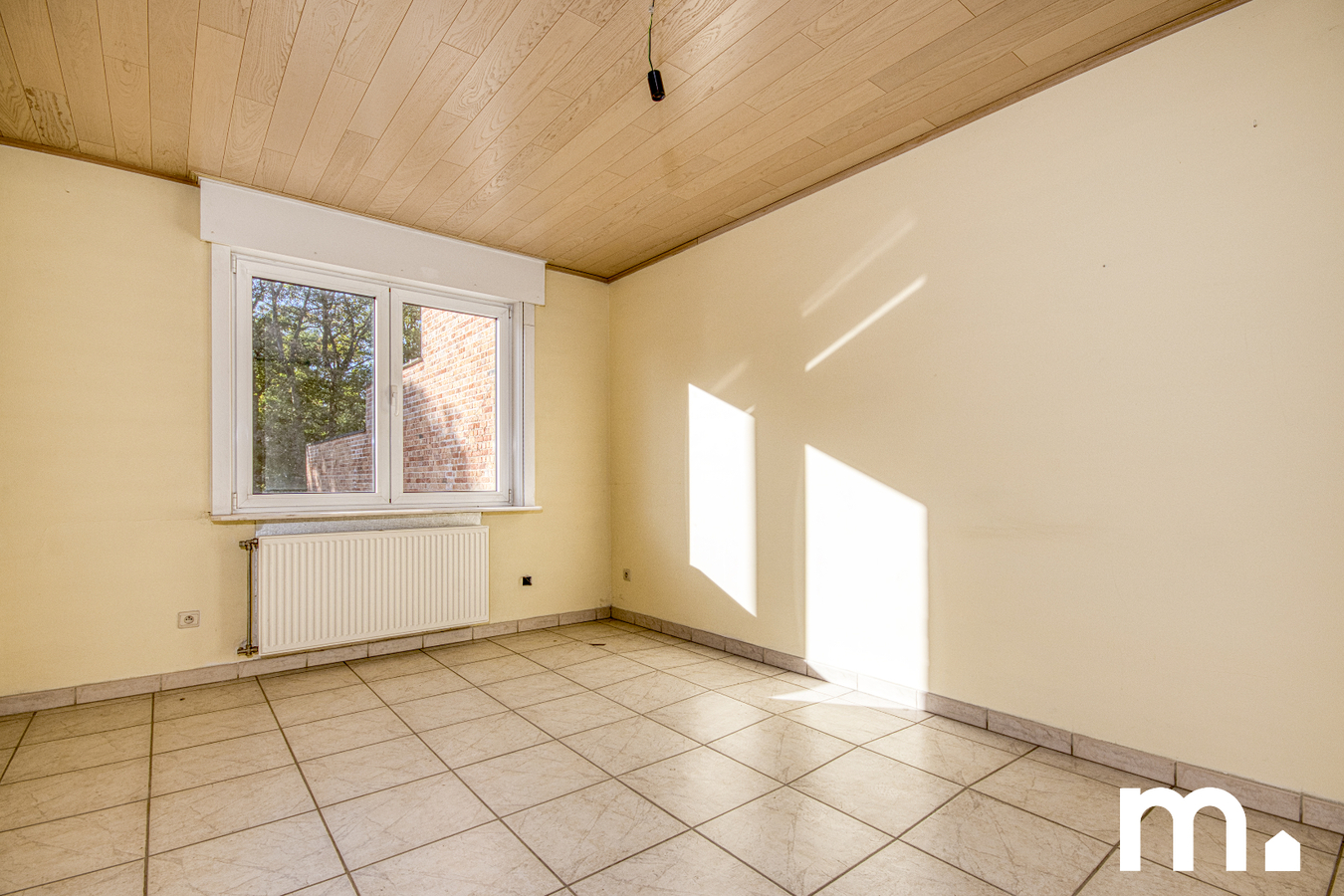 Veelzijdig handelshuis met ruime woonst van 433 m², privétuin en magazijn van 135m² te Oostrozebeke 