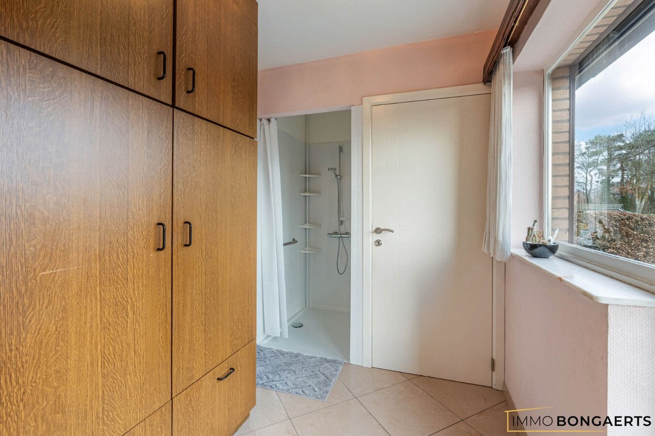 Woning met 3 slaapkamers op ruim perceel 