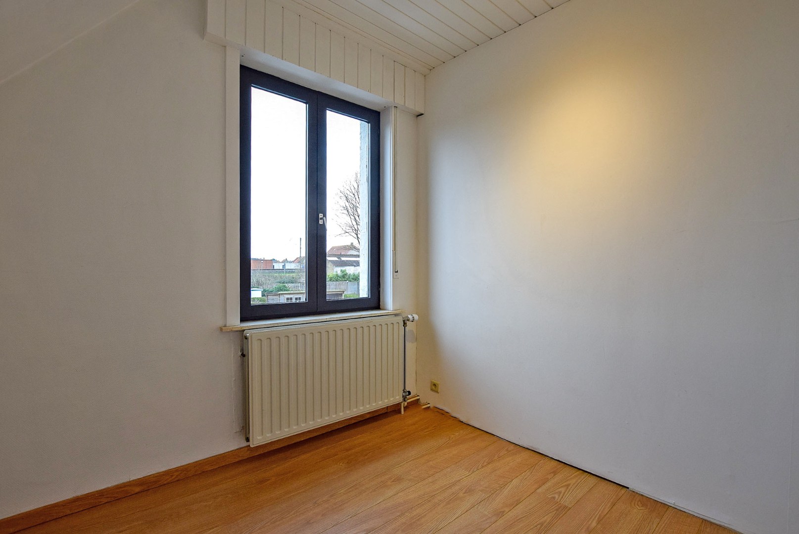 Instapklare gezinswoning met 3 slaapkamers en garage in het centrum van Diksmuide. 