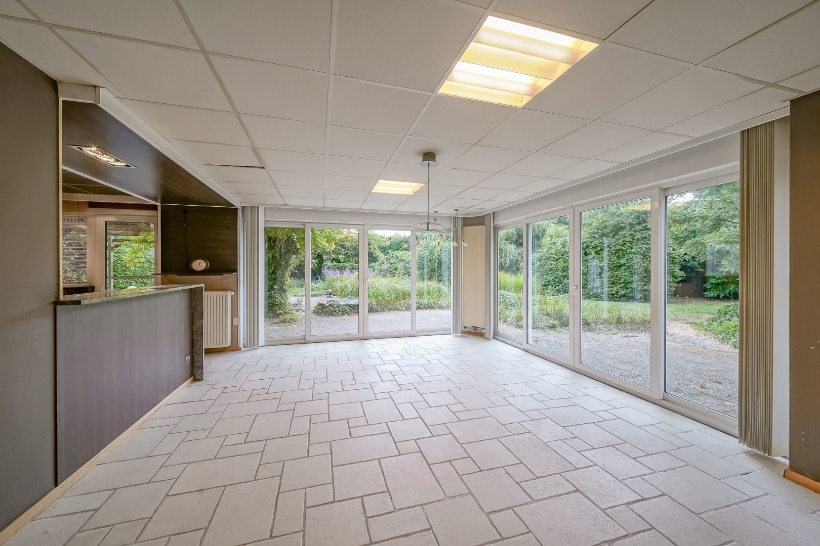 Winkelruimte met magazijn en woonst te Oostende 