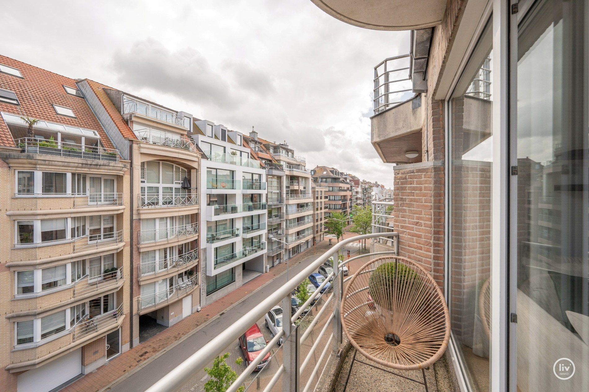 OPENDEURDAG Zaterdag 29/08 - tussen 14u en 16u:  Luxueus volledig gerenoveerd 3 slaapkamer appartement te Parmentierlaan gelegen nabij de Zeedijk. 