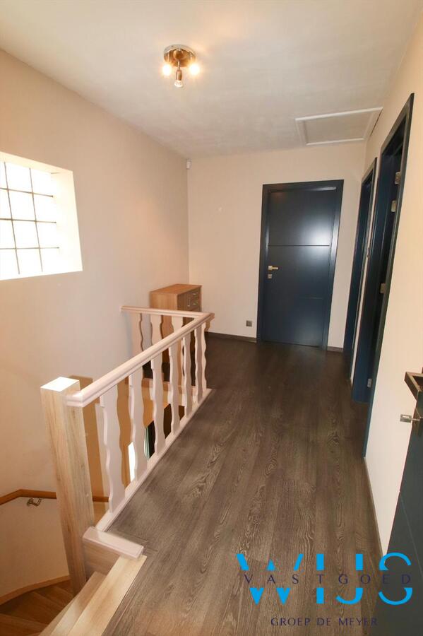 Tot in de puntjes gerenoveerde halfopen bebouwing met lounge gedeelte! 