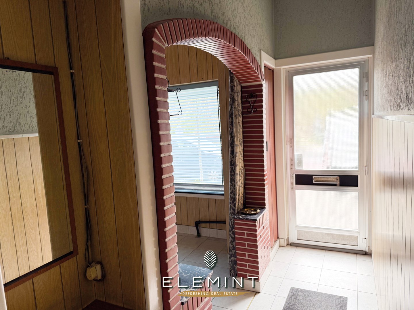 Op te frissen, goed onderhouden rijwoning met 3 slaapkamers 