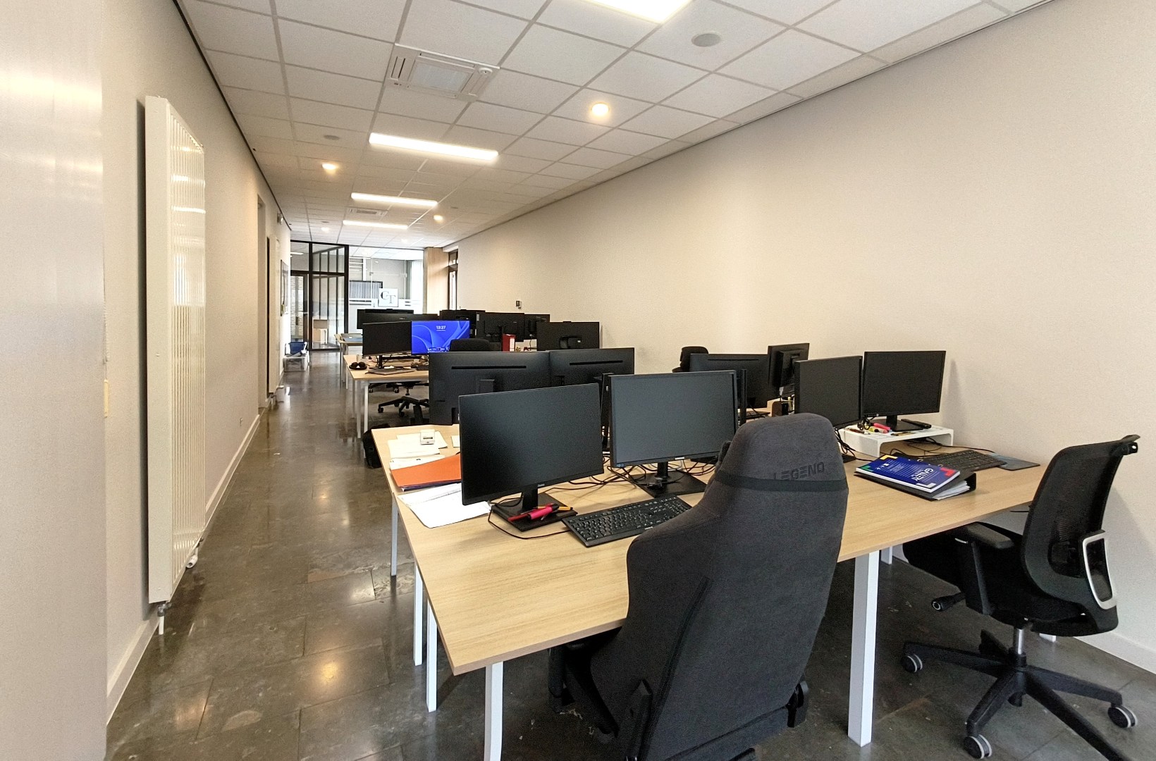 Modern en instapklaar kantoor (264 m²) in het centrum van Borgloon – inclusief 9 parkeerplaatsen 