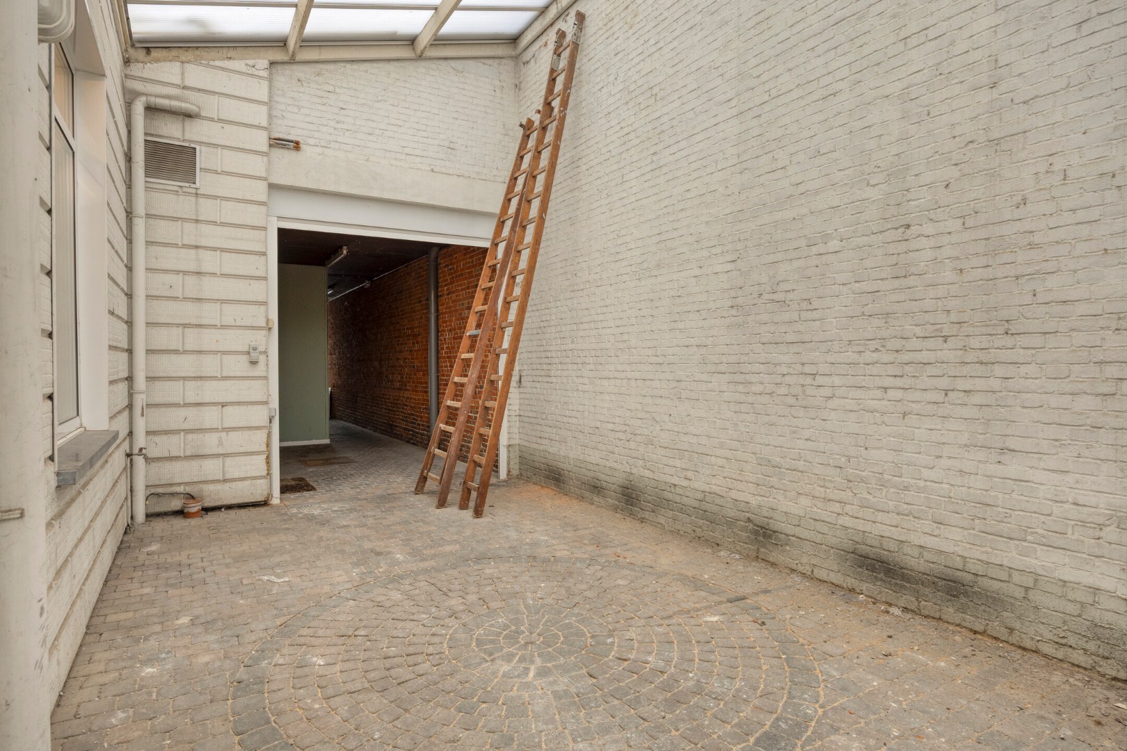 Building met handelspand en duplexappartement met 3 slpk. nabij het centrum van Leopoldsburg 