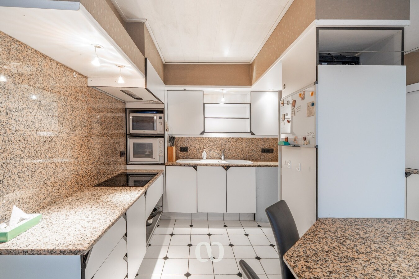 Handelspand met woonst en mogelijkheden in centrum Gavere 