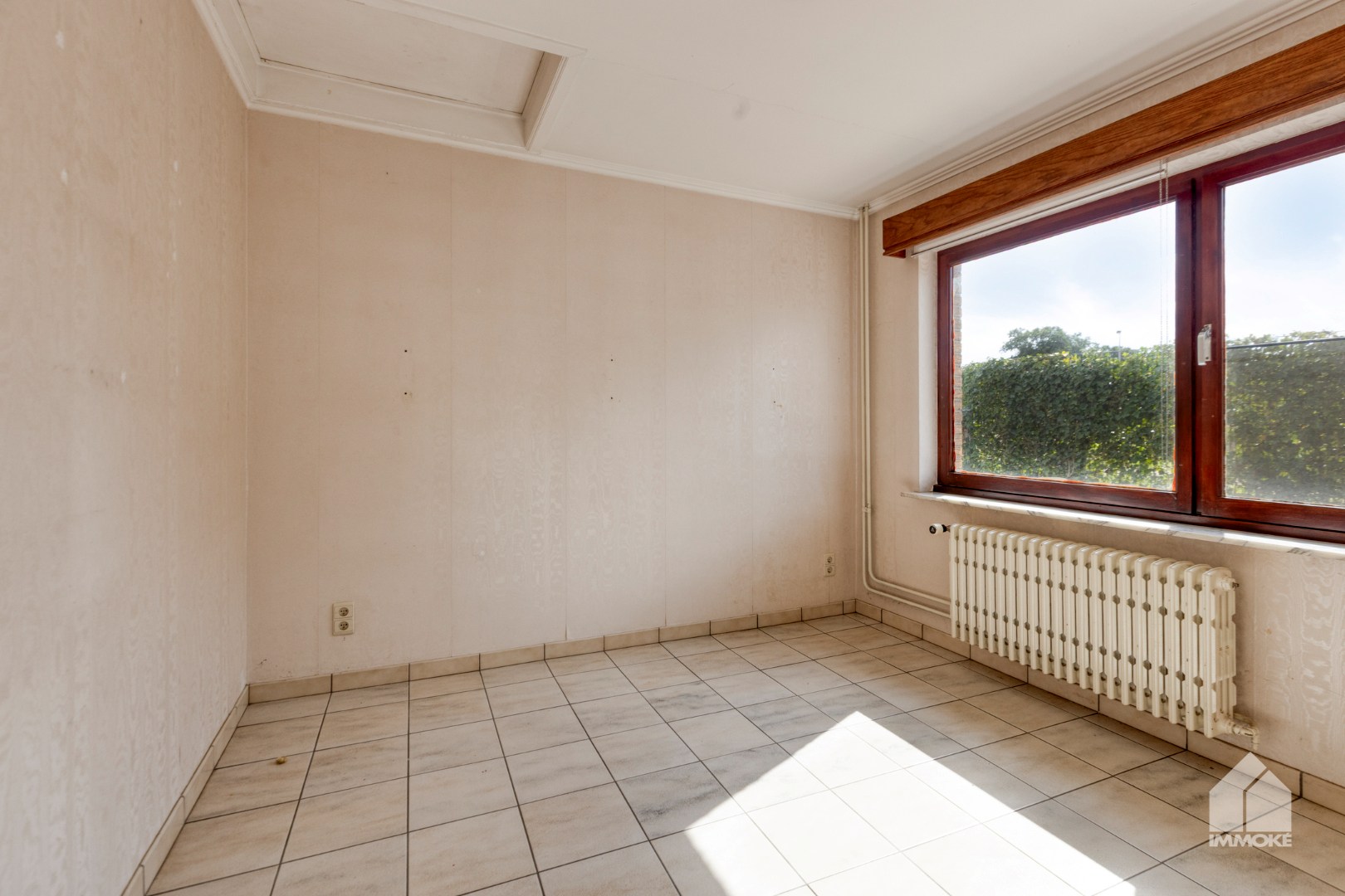 Te renoveren, gelijkvloerse woning op 13a 60ca met 2 slpk en garage. 