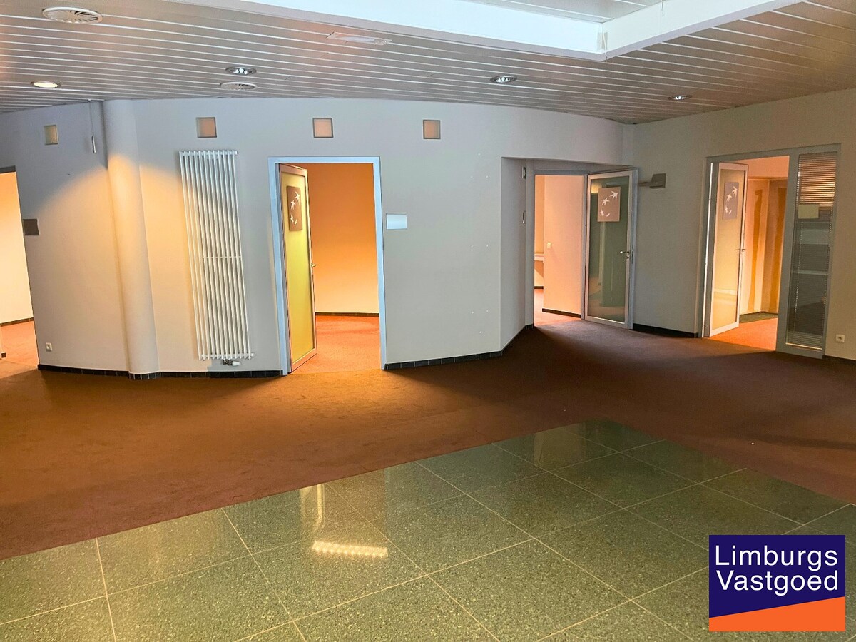 Handelsgelijkvloers 433m² met 3 parkings en kelder op commerciële topligging 