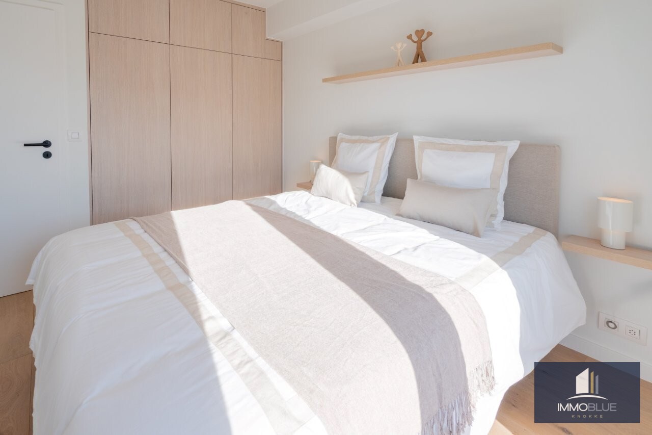 Volledig gerenoveerd, lichtrijk appartement gelegen in een kleine residentie. 