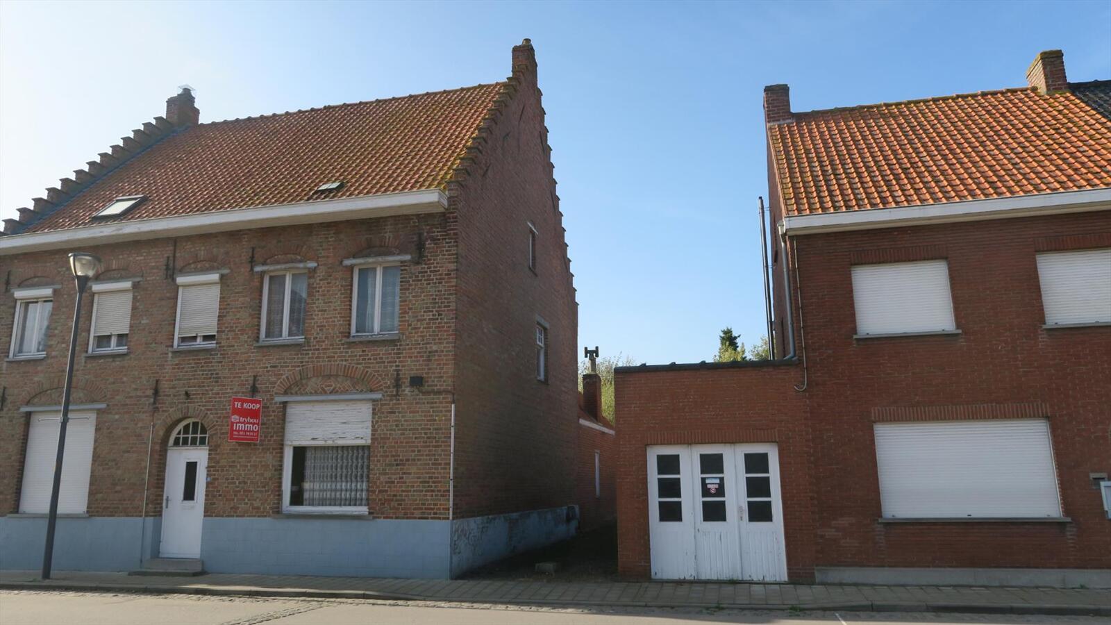 Te renoveren woning met karaktergevel op ruim perceel van 875m² 