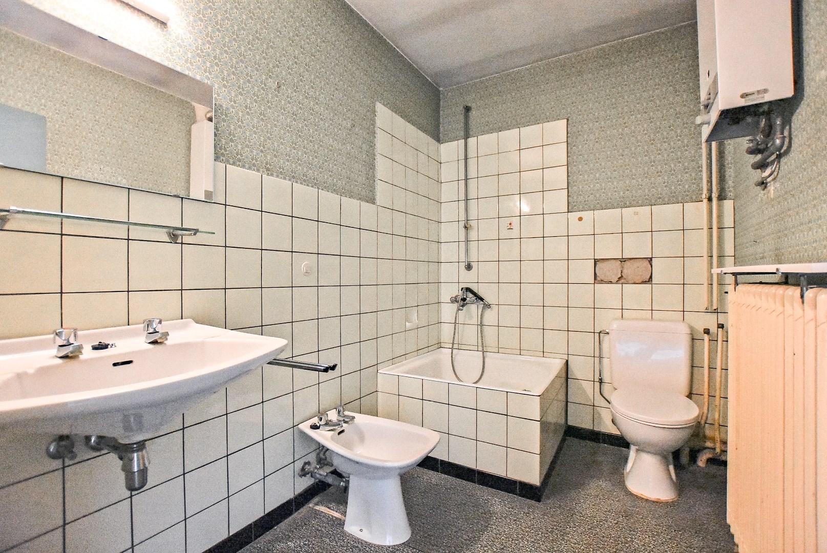 Ruime rijwoning met 5 slaapkamers te centrum Veurne. 