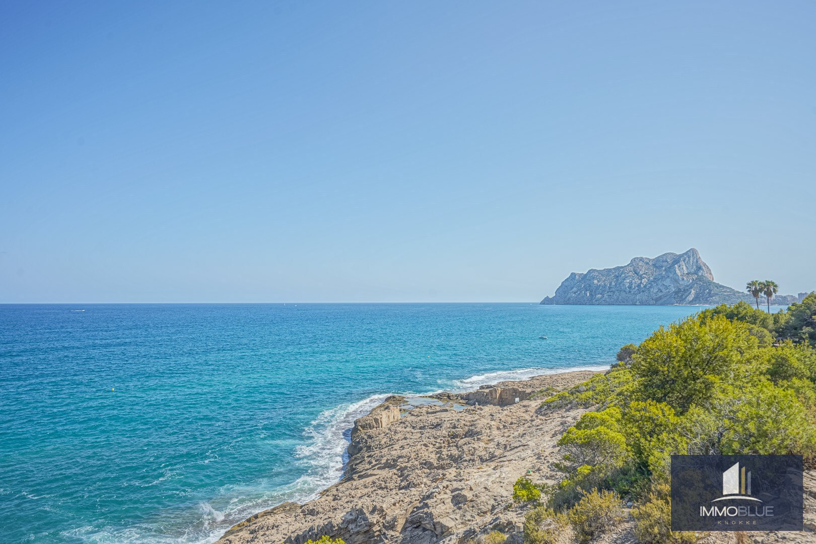 Moderne villa met adembenemend uitzicht over de kust. 