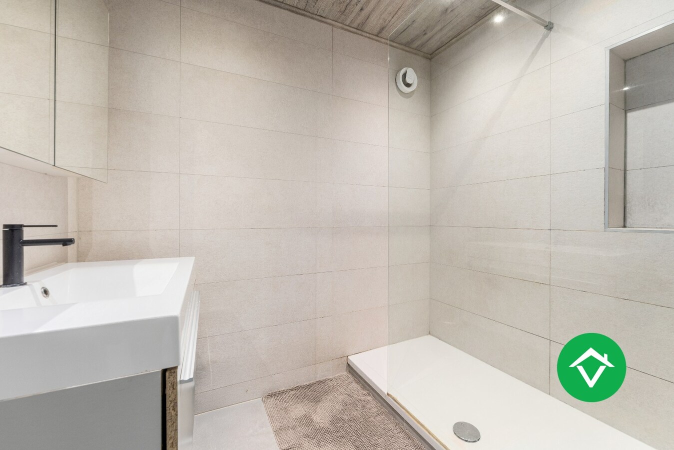 Functionele woning met drie slaapkamers, garage en ruime oprit te Ichtegem 