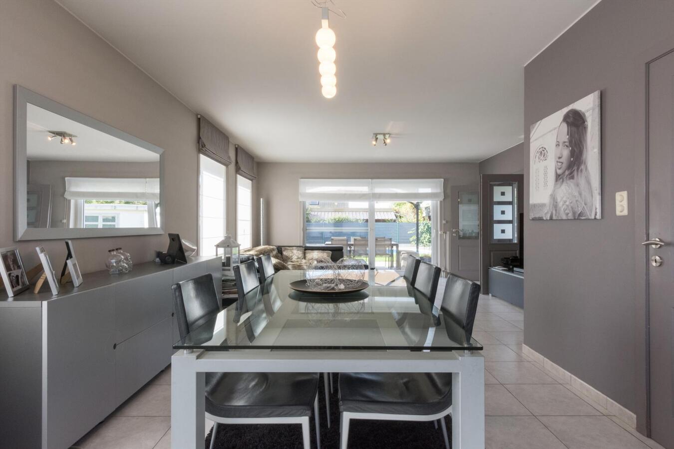 Ruime hedendaagse villa met buitenzwembad 