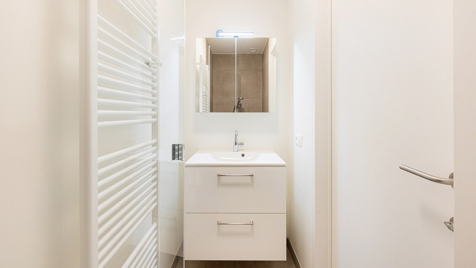 Subliem recent appartement (2020) op toplocatie op slechts 300 meter van de zeedijk te Heist 