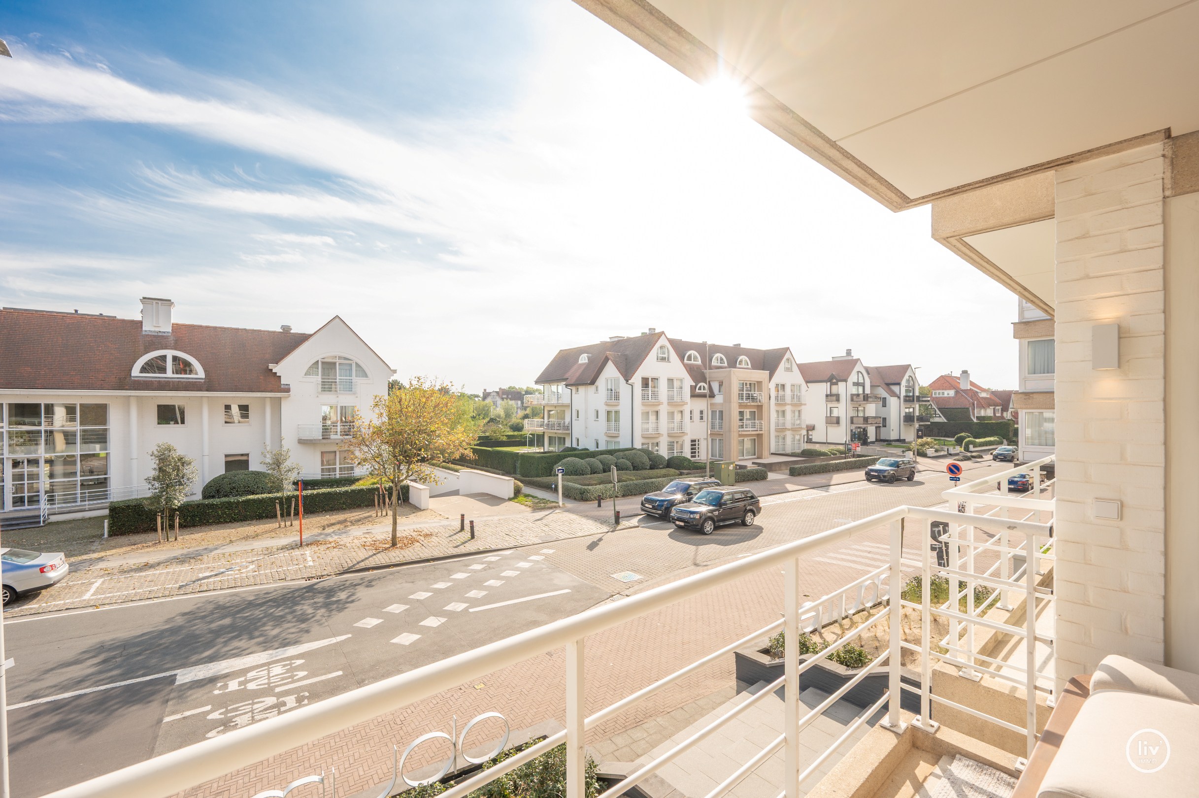 Appartement d'angle entièrement rénové et de haute qualité dans une résidence de standing au cœur du Zoute. 