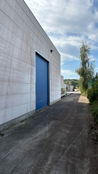 Bedrijfsgebouw met laadkades en kantoren te koop in Ronse