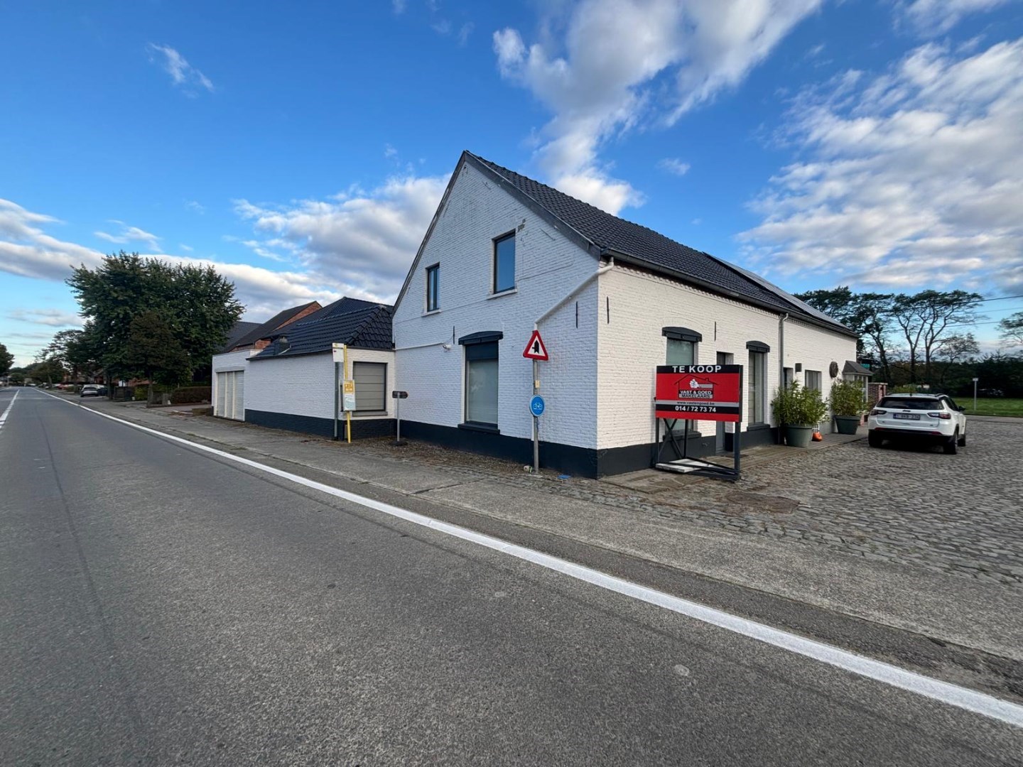 Goed onderhouden gezinswoning met 3 slpk. en ruimte voor bijberoep in Mol-Sluis 