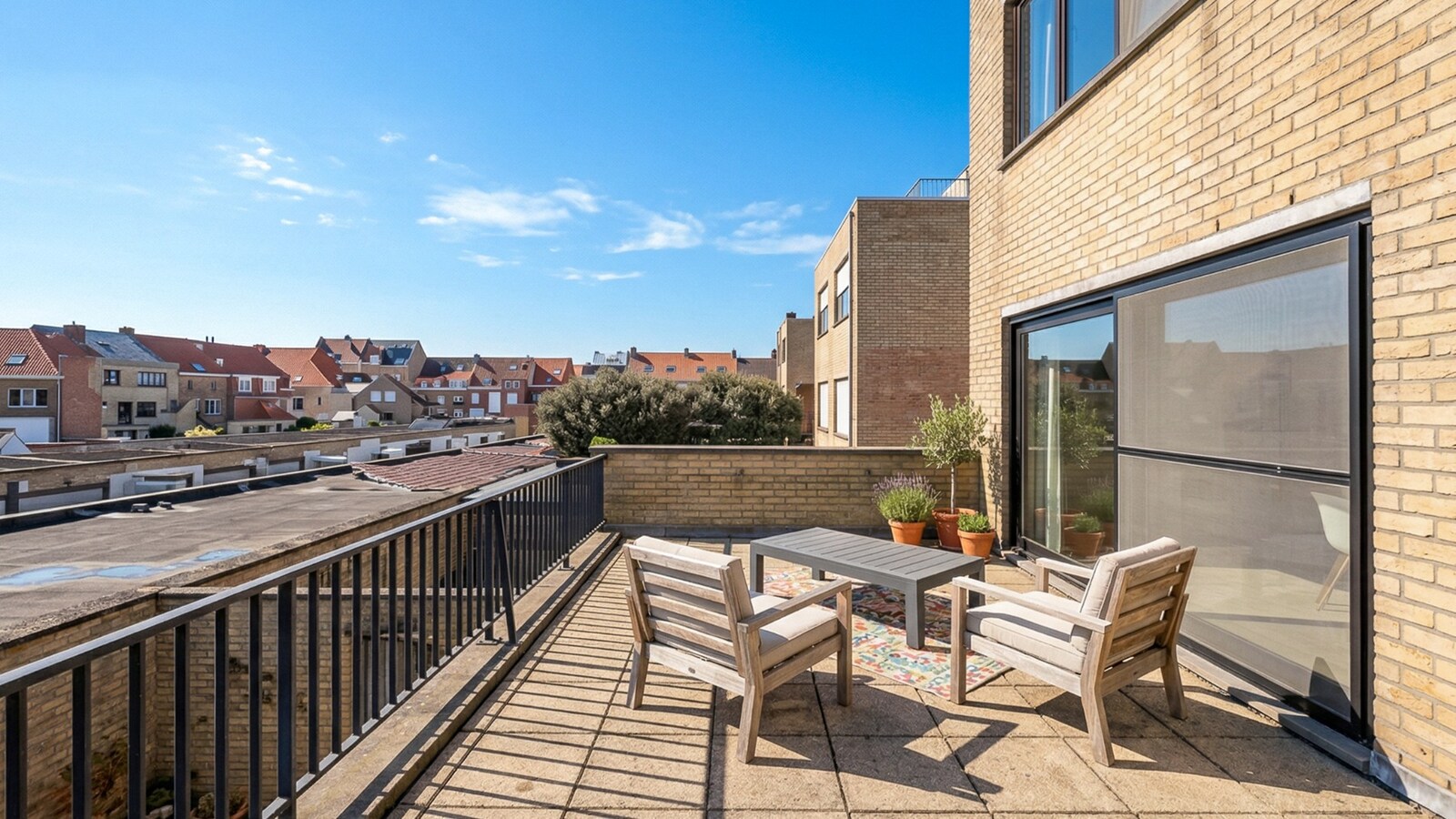 Ruime bel-etagewoning met garage en zonnepanelen in hartje Heist. 