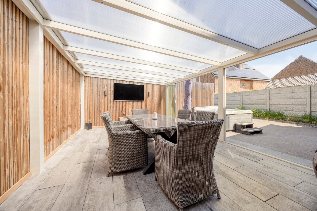 Charmant Leut : eigendom opgedeeld in 2 appartementen. Veranda,  2 garages. 