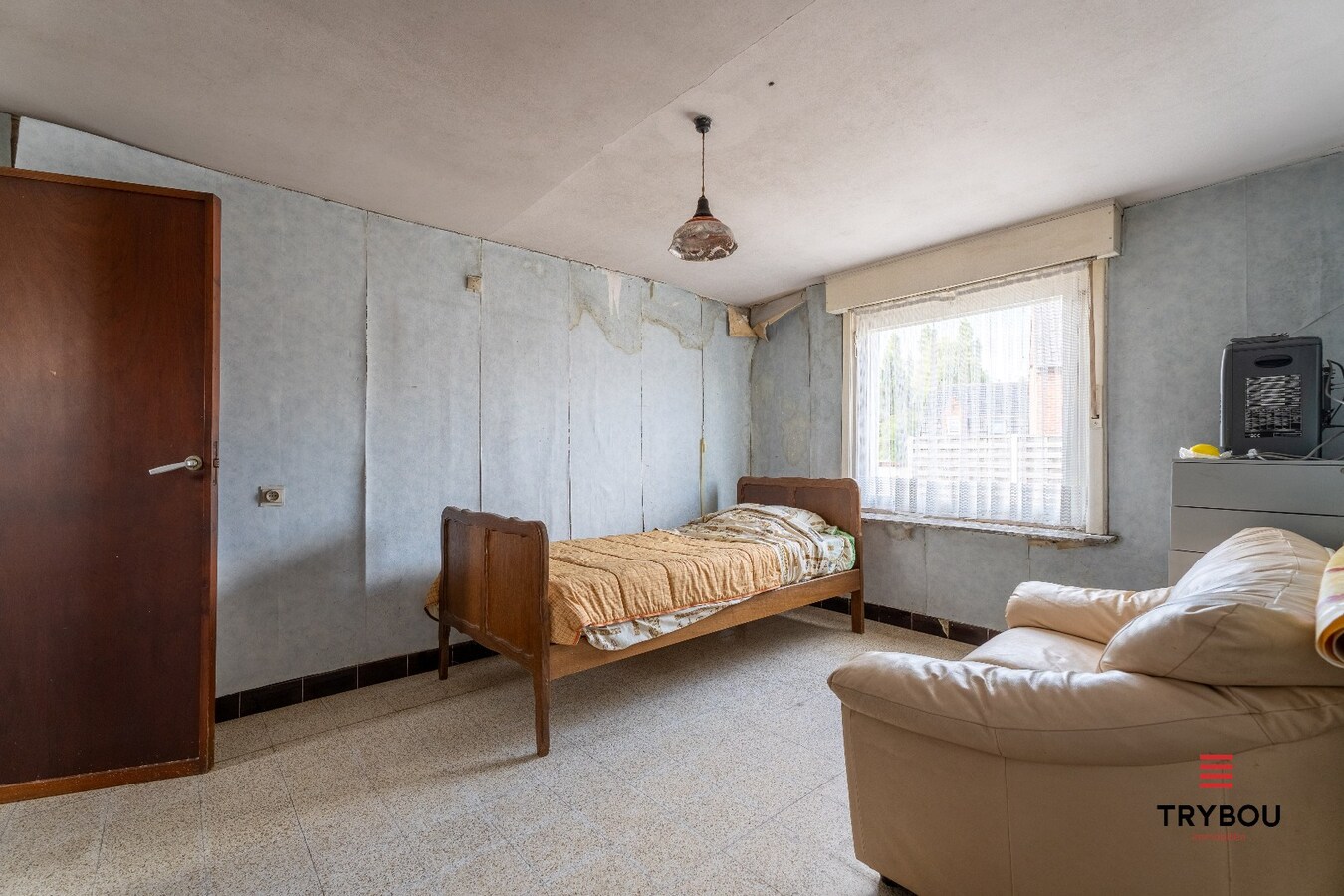 Te renoveren alleenstaande woning op een ruim perceel met tal van mogelijkheden! 