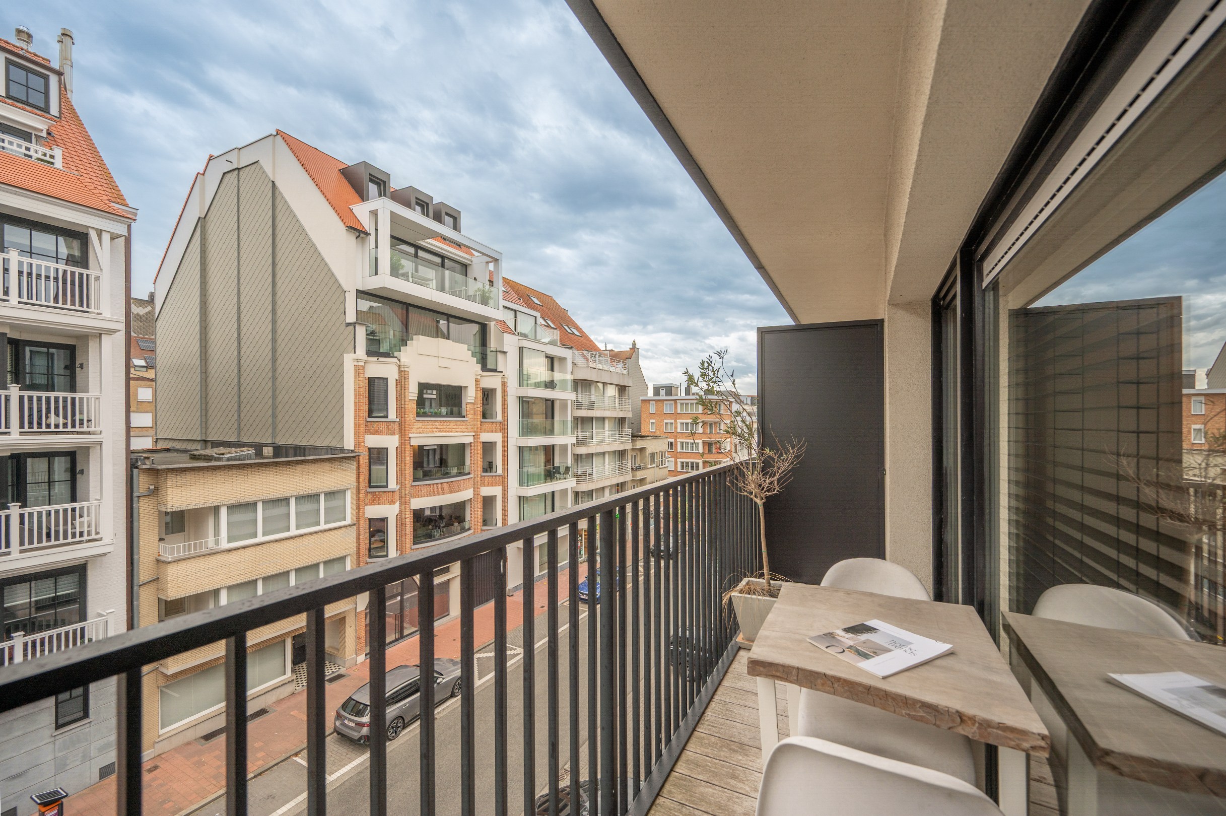 Belle studio prête à emménager avec terrasse à vendre dans le centre de Knokke, à distance de marche de la mer. 