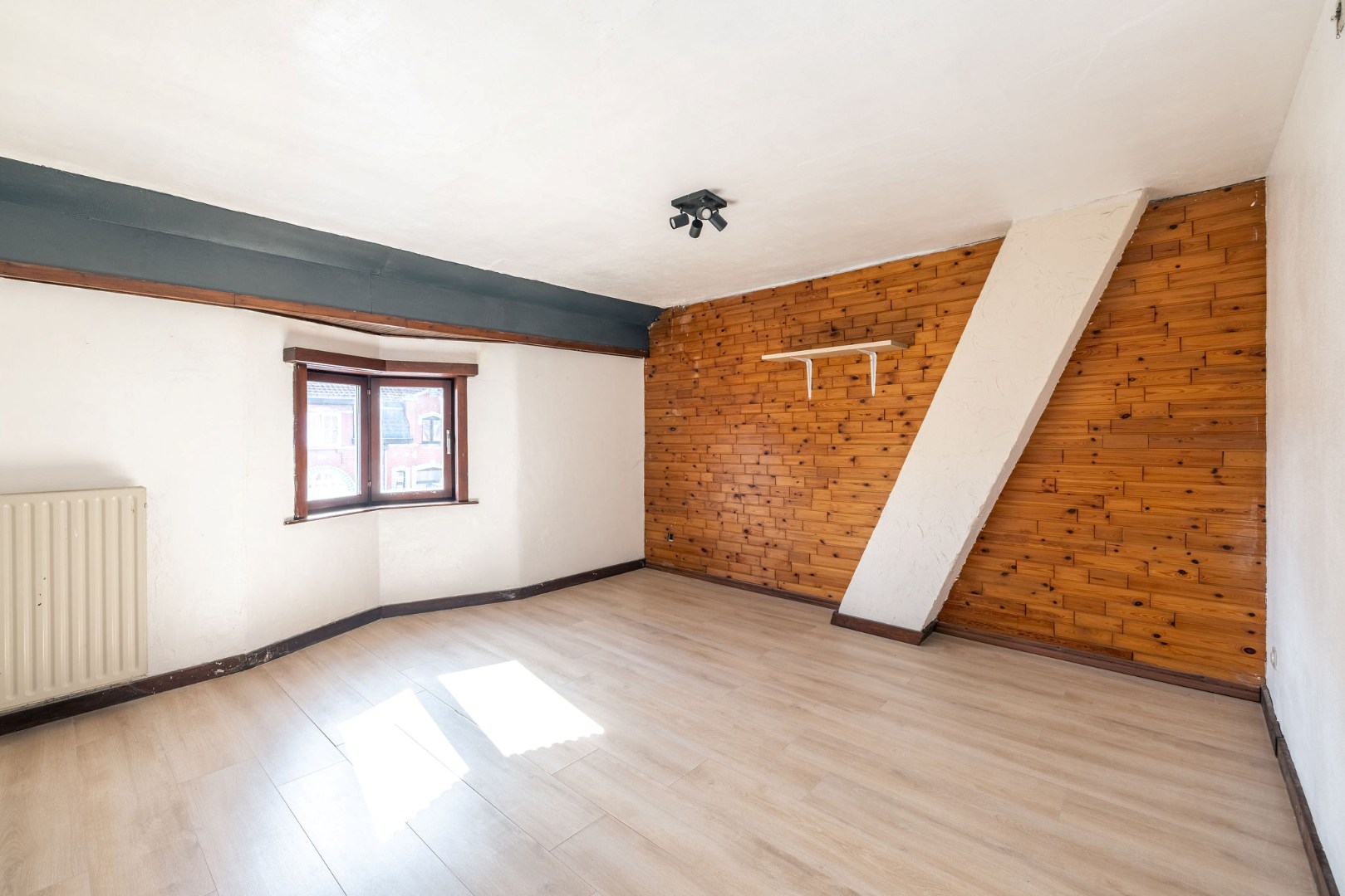 Renovatiepand met 6 slaapkamers, garage en grote zonnige tuin 