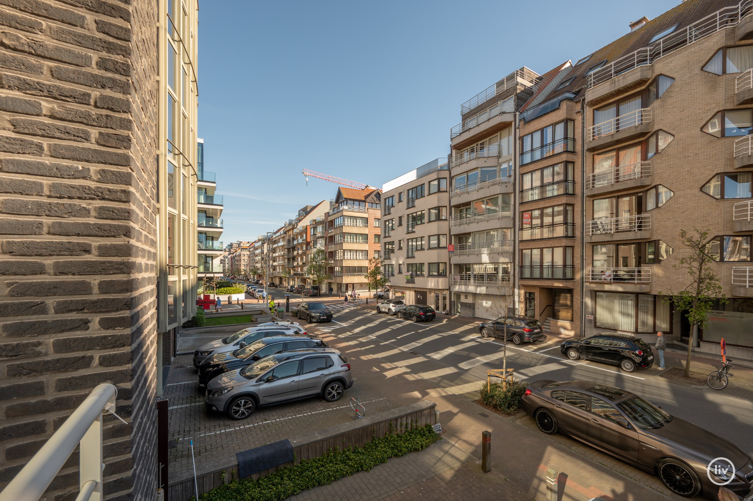 Prachtig gerenoveerd 2 slaapkamer-appartement gelegen te Leopoldlaan te Knokke met balkon. 