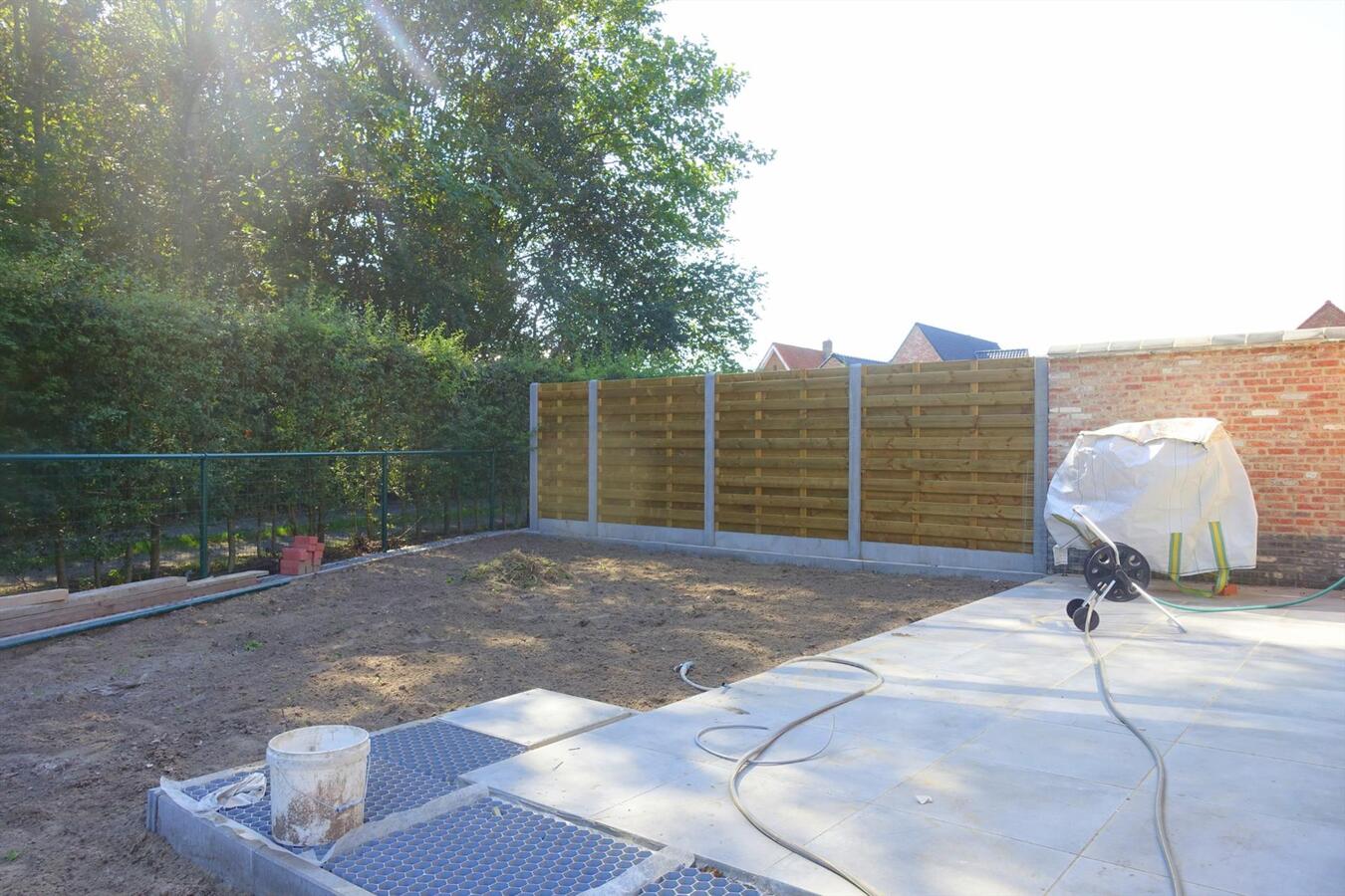 Halfopen nieuwbouwwoning in pastoriestijl 