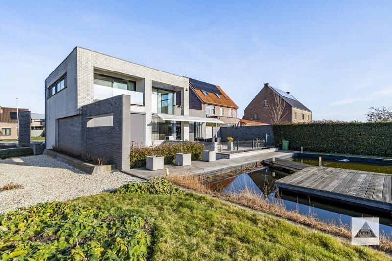 Dorne : moderne woning met parktijkruimte / bureel, volwaardige kelderverdieping, terras, zwemvijver en weide. Prachtig uitzicht. 