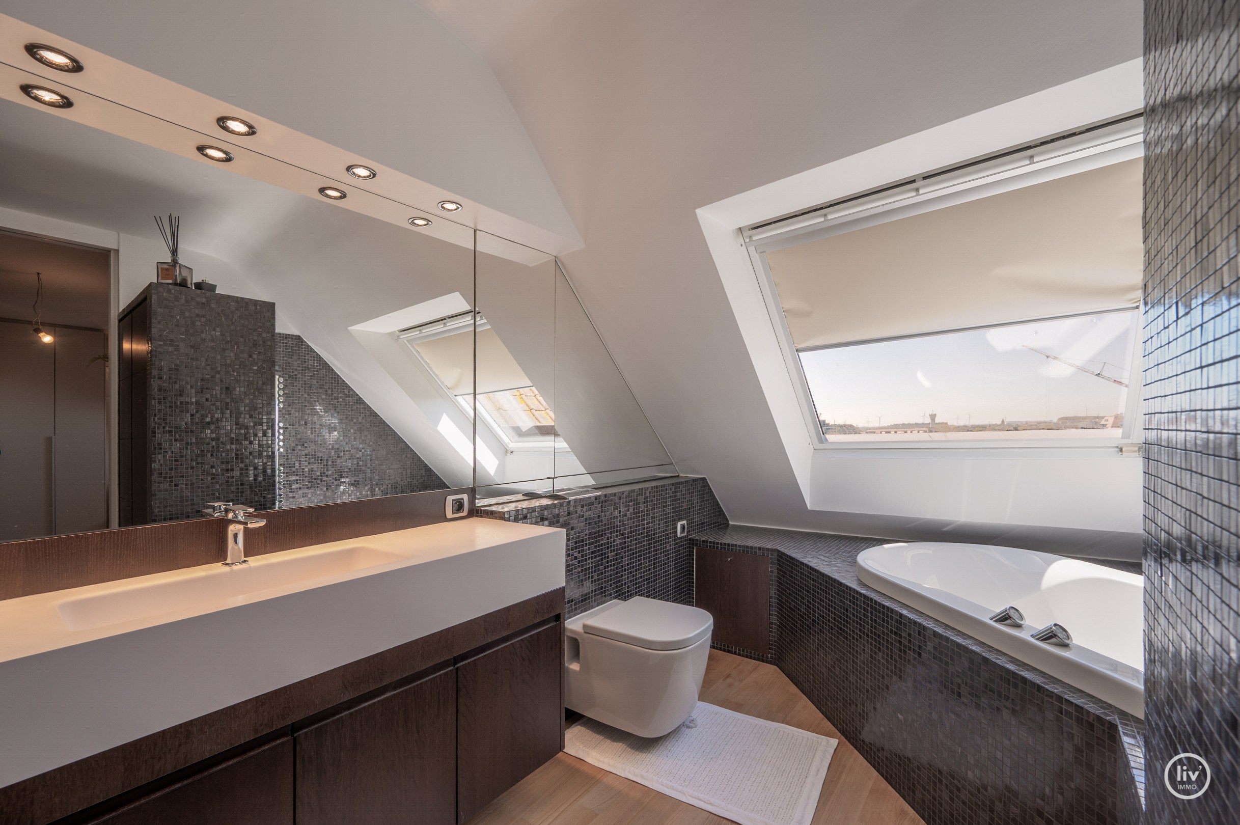 Prachtig en ruim 3-slaapkamerappartement met mooie terrassen en magnifiek open zicht alsook zeezicht.. 