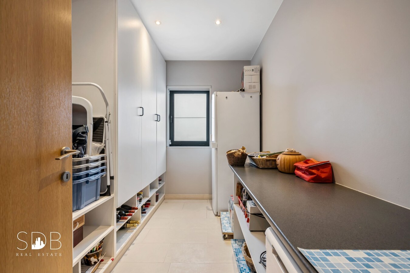 Hedendaagse gezinswoning met aanpalende graslanden en stallen op 5.030m² 