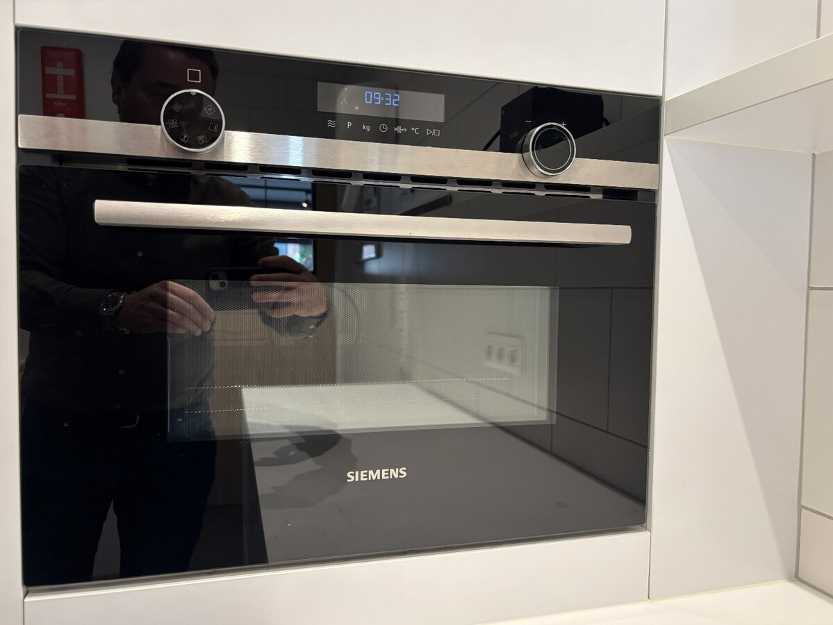 Instapklaar handelsgelijksvloers 90 m² met ruim terras  in het centrum Sint-Antonius naast Bpost. 