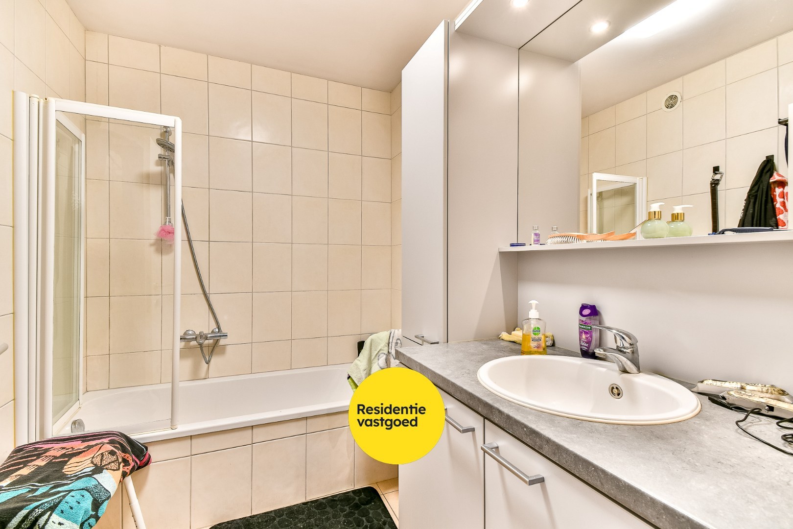 Opbrengsteigendom met 3 appartementen en 3 garages 