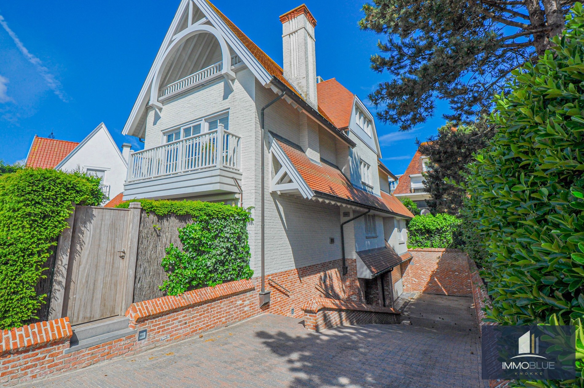 Appartement entièrement rénové avec de grandes terrasses ensoleillées. 