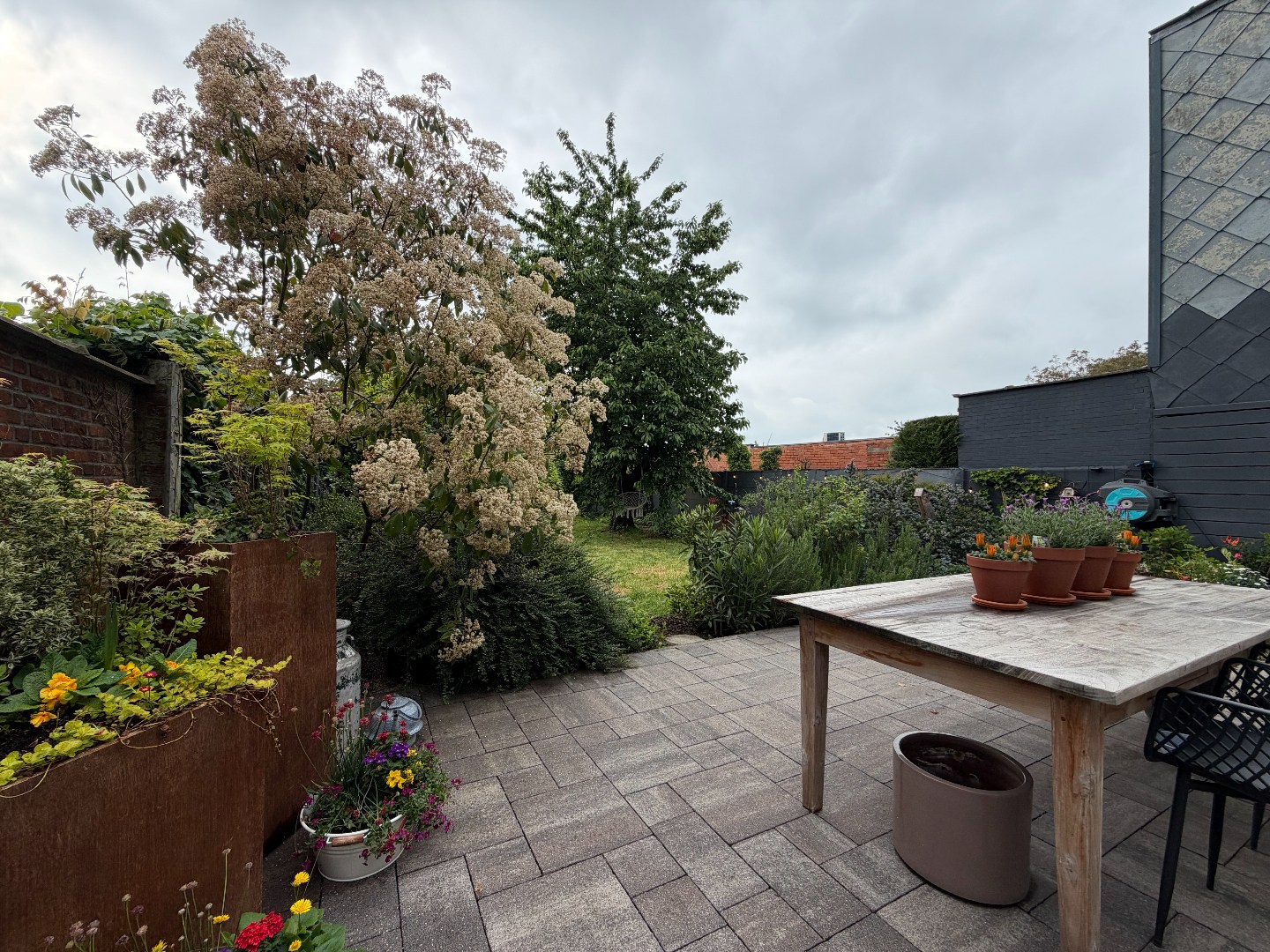 Charmante instapklare woning met 2 slpk. aan de vaart in Schoten nabij het centrum. 