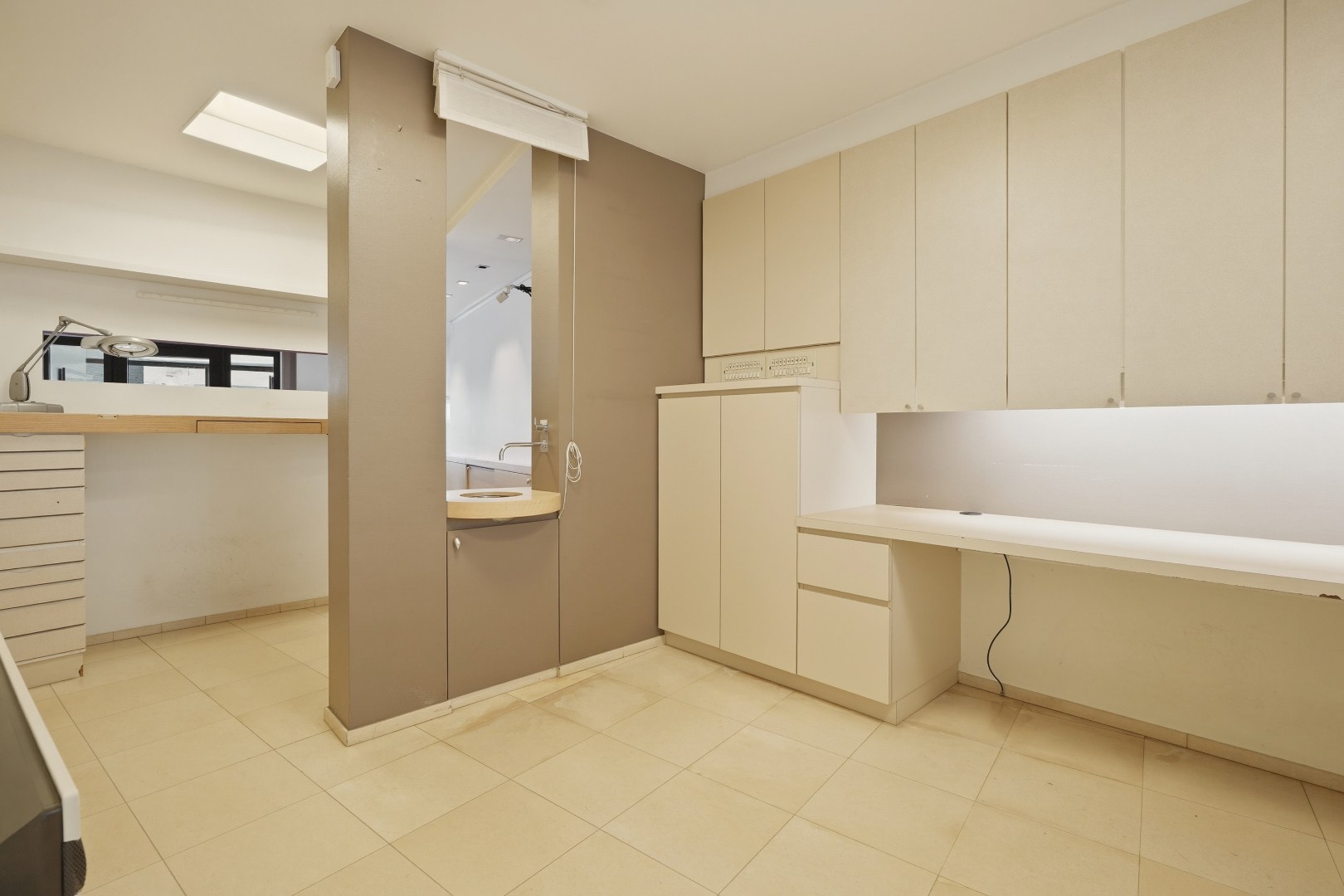 Multifunctionele woning met handelsruimte in hartje Veurne. 