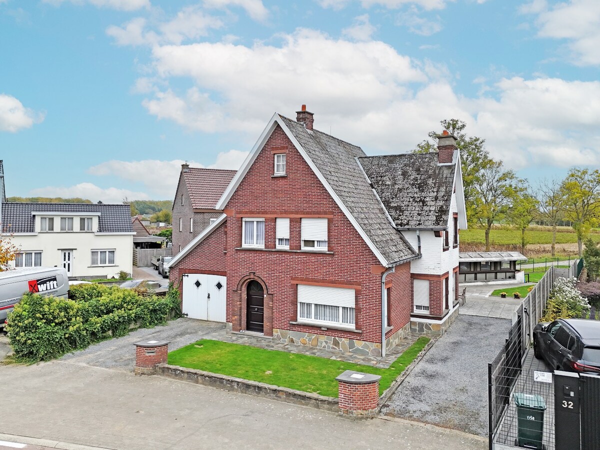 Ruime, solide jaren '50 woning met 2 garages te Nederzwalm 