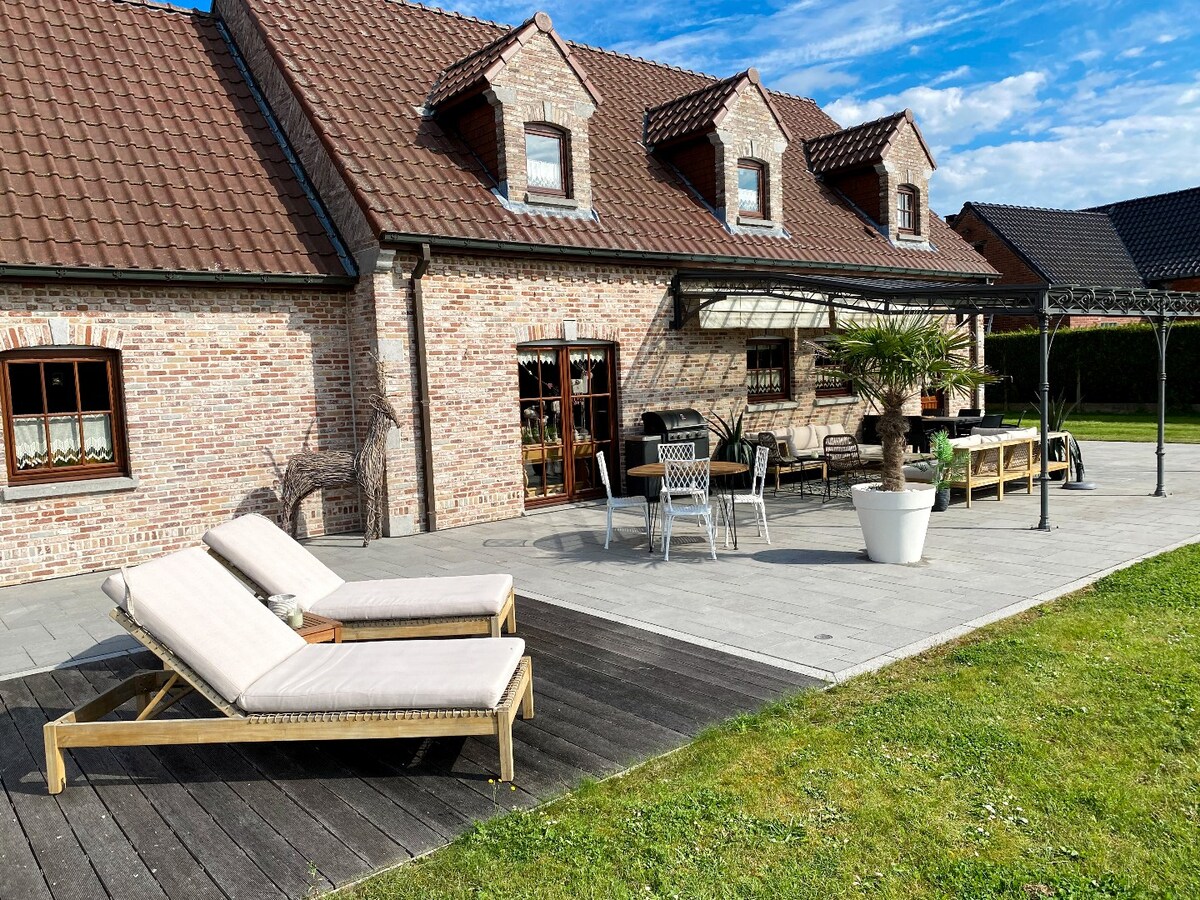 Vaste propriété sur 52 ares comprenant une habitation de 300 m² et un espace pro ou détente de 150m². 