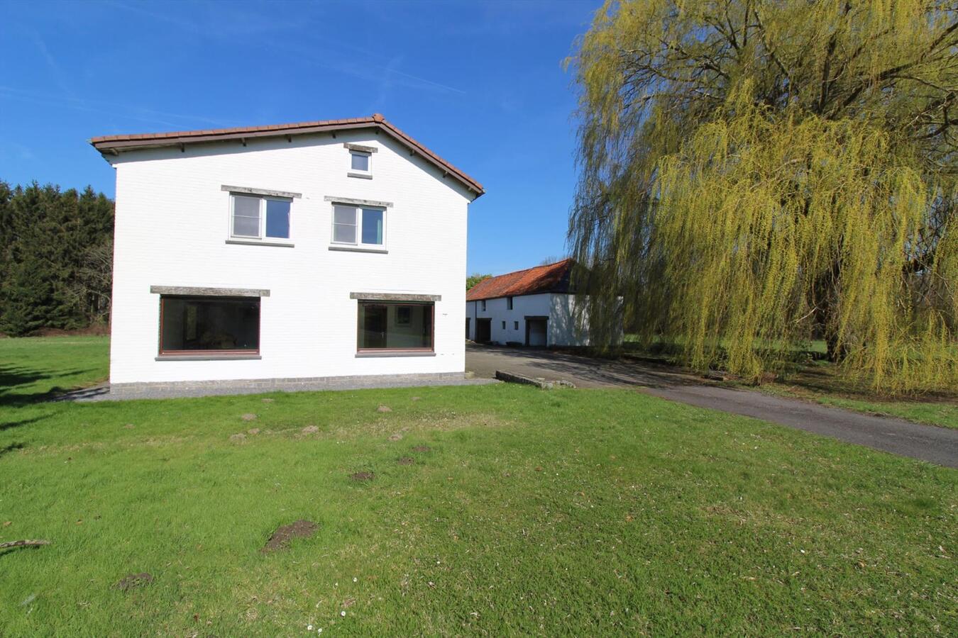 EN OPTION - Maison à rénover dans un cadre rural avec annexes et prairies sur environ 6.7ha à Nivelles (Brabant Wallon) 